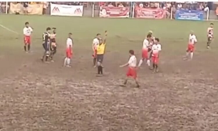 Tak Terima Di Kartu Merah, Oknum Anggota DPRD Tangsel Pukul Wasit