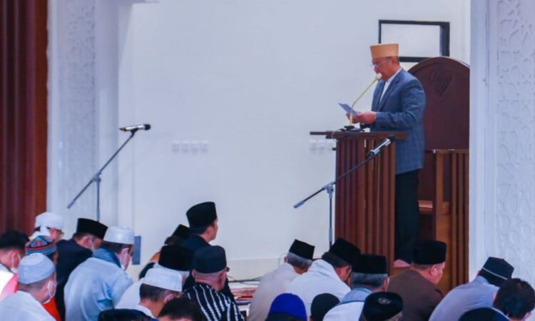 Benyamin Davnie Salat Iduladha di Masjid Islamic Center Baiturahmi, Pilar Saga Ichsan di Masjid Al-Ithishom Puspemkot Tangsel