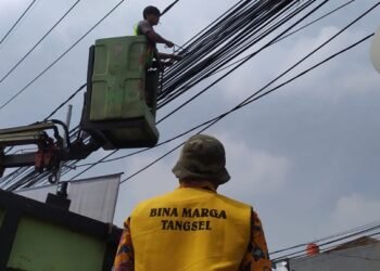 Pemkot Tangsel dan APJATEL Cabut Tiang Provider di Pedesterian Jalan Ceger