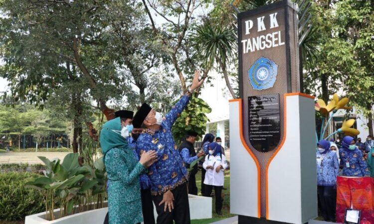 Walikota Benyamin Davnie Resmikan Tugu PKK Kota Tangerang Selatan