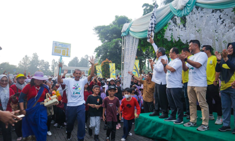 HUT ke-74 Kelurahan Babakan, Wali Kota Tangsel Lepas Gerak Jalan Sehat