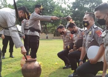 41 Personel Polresta Serkot Naik Pangkat, Kapolresta Siram Anggota Pakai Air Kembang