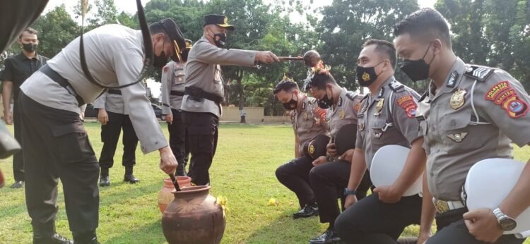 41 Personel Polresta Serkot Naik Pangkat, Kapolresta Siram Anggota Pakai Air Kembang