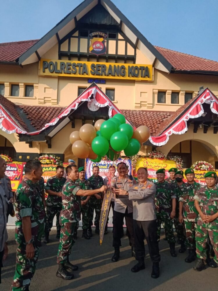 Berikan Kejutan di Hari Bhayangkara ke-76, Dandim 0602/Serang Geruduk Polresta Serkot.