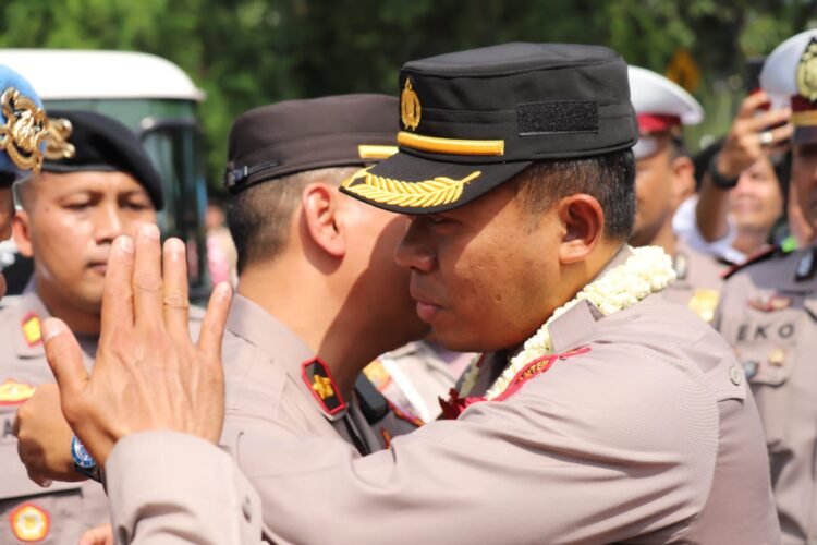 Deras Haru Tangis Yang Terurai Saat Rangkaian Penyambutan dan Pelepasan Kapolres Cilegon Polda Banten