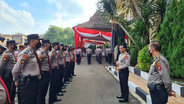 Dirpamobvit Polda Banten Dampingi Wakapolda Banten Dalam Meninjau Gladi Bersih Upacara