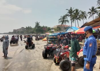 Ditpolairud Polda Banten Berikan Himbauan Protokol Kesehatan Kepada Pengunjung Pantai Anyer