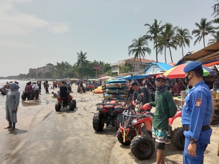 Ditpolairud Polda Banten Berikan Himbauan Protokol Kesehatan Kepada Pengunjung Pantai Anyer