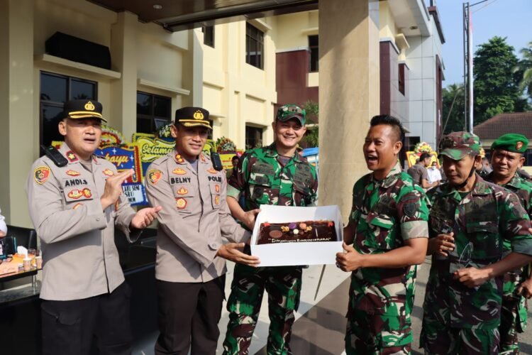 HUT Bhayangkara ke-76, Kodim 0601 Pandeglang Beri Kejutan di Mapolres Pandeglang