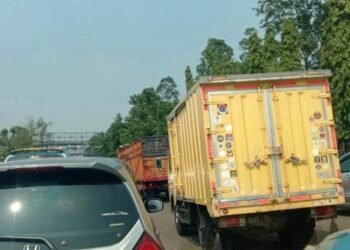 Jalan MH Thamrin Kota Tangerang Macet Gila-gilaan