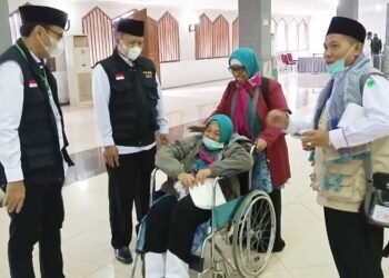 Jemaah Haji Kloter 12 JKG Asal Tangsel Tiba di Tanah Air