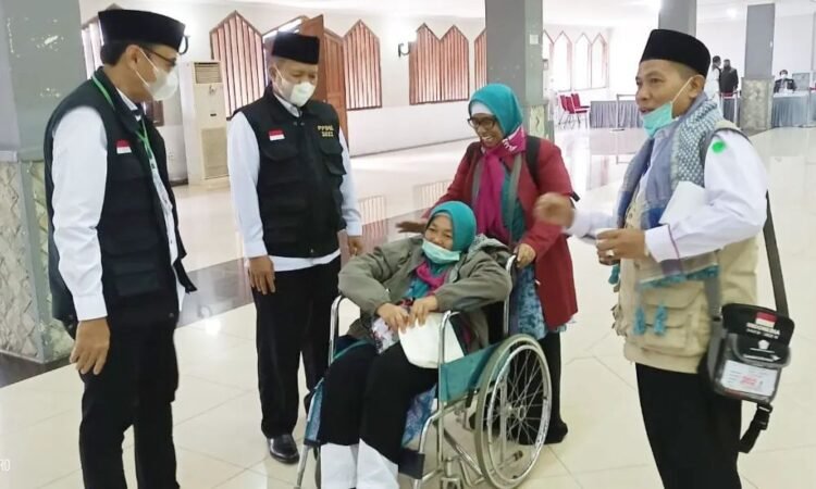 Jemaah Haji Kloter 12 JKG Asal Tangsel Tiba di Tanah Air