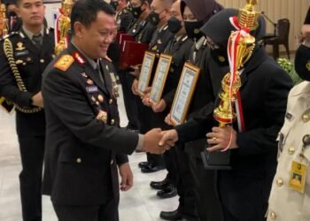 Kapolda Banten Menyerahkan Penghargaan Kepada Personel Atas Kinerja Serta Dedikasi Dalam Bertugas