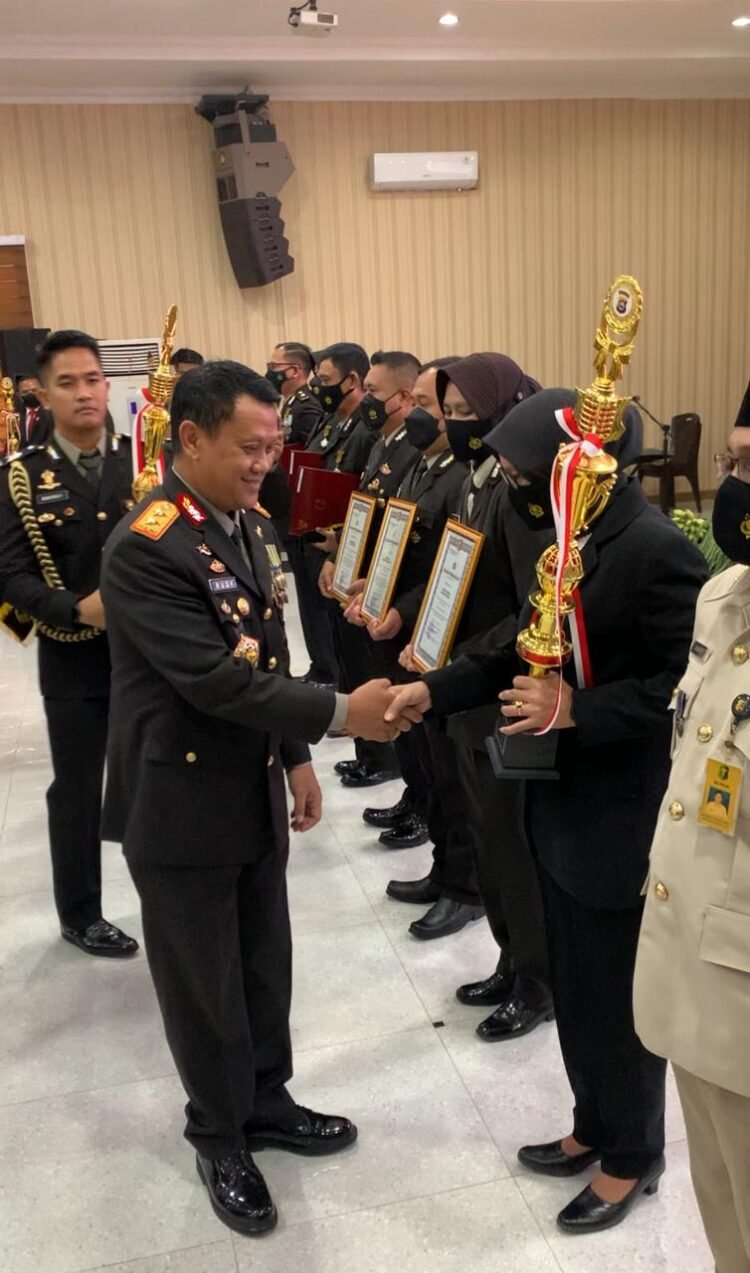 Kapolda Banten Menyerahkan Penghargaan Kepada Personel Atas Kinerja Serta Dedikasi Dalam Bertugas