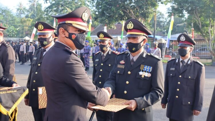 Kapolres Pandeglang Pimpin Upacara Pelepasan Purna Bhakti