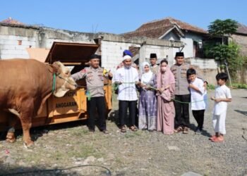 Kapolres Pandeglang Serahkan Hewan Qurban Kepada Panitia