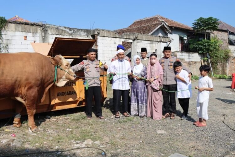 Kapolres Pandeglang Serahkan Hewan Qurban Kepada Panitia