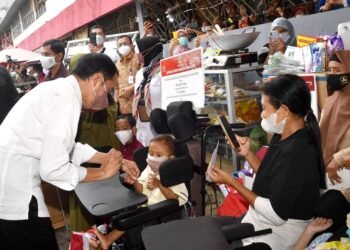 Kunjungi Pasar Peterongan, Presiden Bagikan Bansos dan Tinjau Harga Kebutuhan Pokok