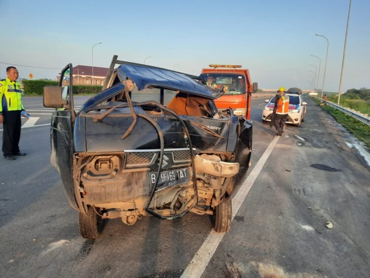 Meninggal Ditempat, Ditlantas Polda Banten Evakuasi Korban Kecelakaan di Jalan Tol Tangerang-Merak