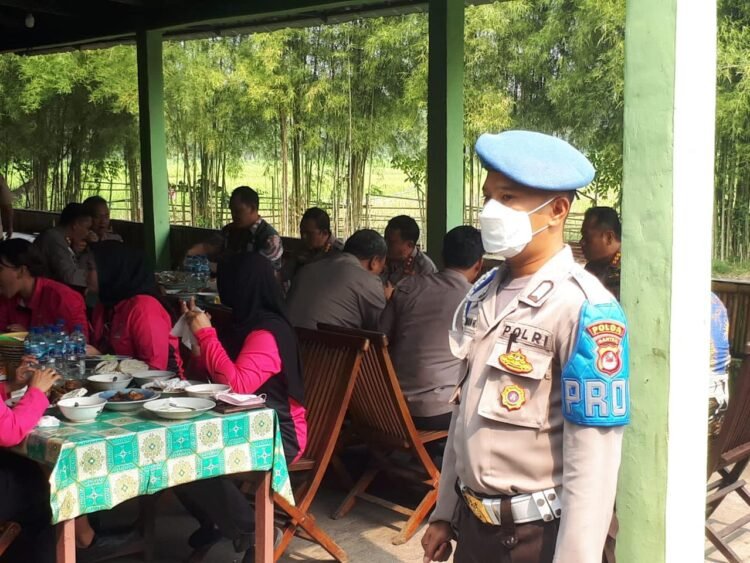 Personil Bidpropam Polda Banten Gelar Pengamanan Rakor Persiapan dan Mitigasi PMK Menjelang Hari Raya Idul Adha 1443 H