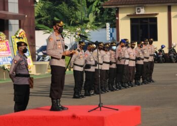 Pimpin Upacara Kenaikan Pangkat, Kapolres Pandeglang Tekankan Kedisiplinan dan Loyalitas