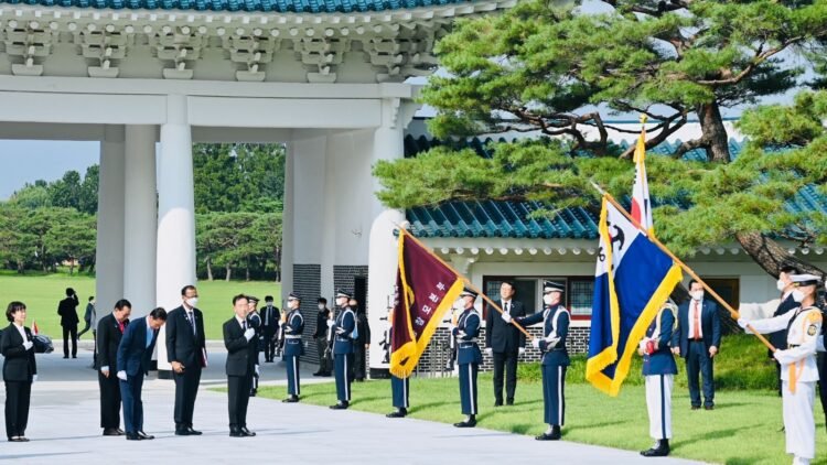 Presiden Jokowi Kunjungi Taman Makam Nasional di Seoul
