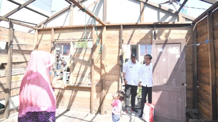 Presiden Jokowi Tinjau Penataan Kawasan dan Rumah Layak Huni di Permukiman Belawan