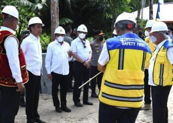 Presiden Jokowi Tinjau Proyek Peningkatan Struktur Jalan di Pulau Nias
