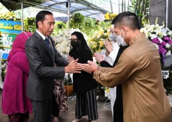 Presiden Jokowi dan Ibu Iriana Takziah ke Kediaman Almarhum Tjahjo Kumolo