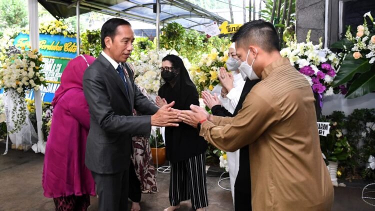 Presiden Jokowi dan Ibu Iriana Takziah ke Kediaman Almarhum Tjahjo Kumolo