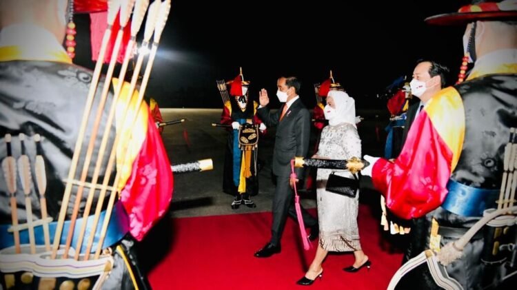 Presiden Jokowi dan Ibu Iriana Tiba di Seoul