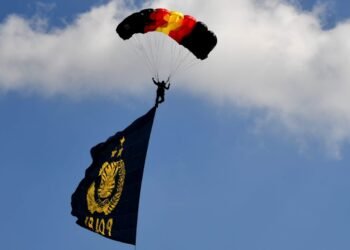 Presiden dan Ibu Iriana Saksikan Berbagai Atraksi hingga Potong Tumpeng di Hari Bhayangkara