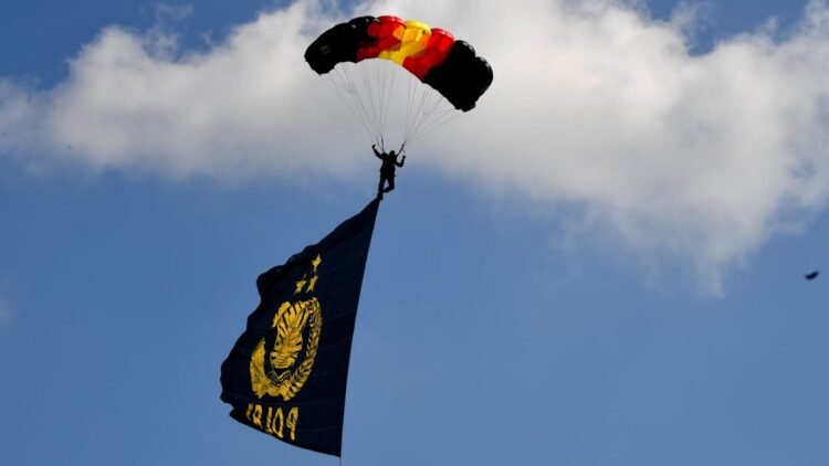 Presiden dan Ibu Iriana Saksikan Berbagai Atraksi hingga Potong Tumpeng di Hari Bhayangkara