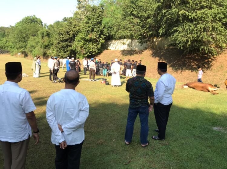 Propam Polda  Banten Mengamankan Kegiatan Sholat Idul Adha dan Penyembelihan Hewan Qurban Tahun 1443 H.