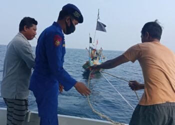 Reaksi Cepat, Personel Ditpolairud Polda Banten Evakuasi Kapal Nelayan di Sekitar Utara Pulau Tunda Yang Mengalami Mati Mesin