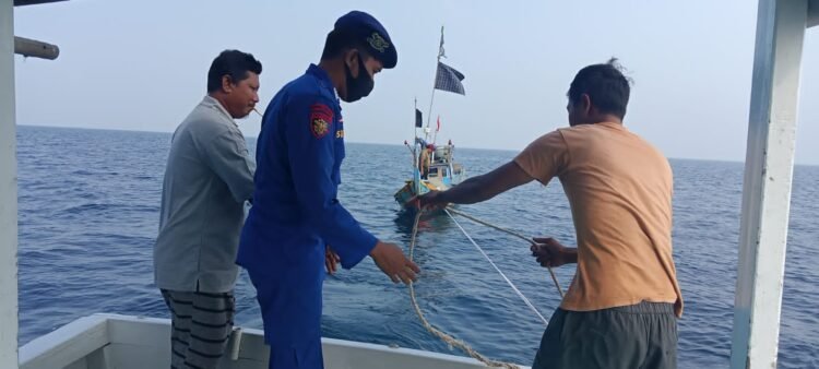 Reaksi Cepat, Personel Ditpolairud Polda Banten Evakuasi Kapal Nelayan di Sekitar Utara Pulau Tunda Yang Mengalami Mati Mesin