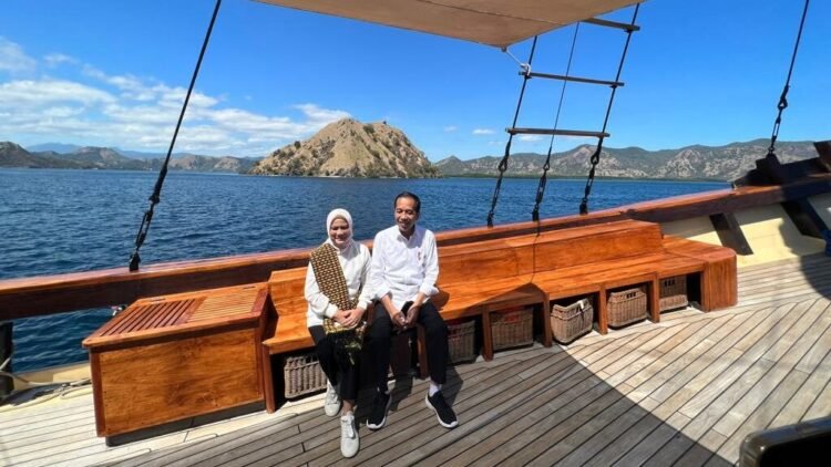 Saat Presiden Jokowi dan Ibu Iriana Naik Kapal Pinisi ke Taman Nasional Komodo