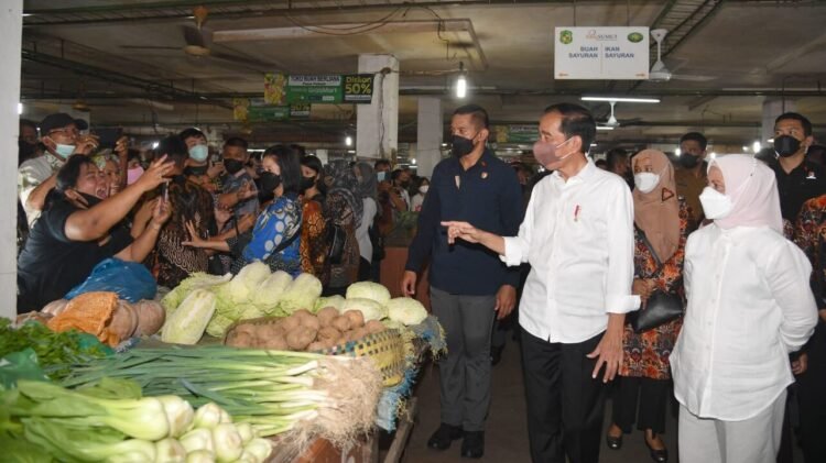 Saat Presiden dan Ibu Iriana Bagikan Bansos dan Belanja Buah di Pasar Petisah
