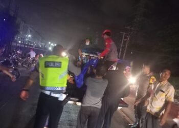 Satlantas Polres Cilegon Evakuasi Korban Laka Lantas Yang Sebabkan Satu Orang Meninggal Dunia