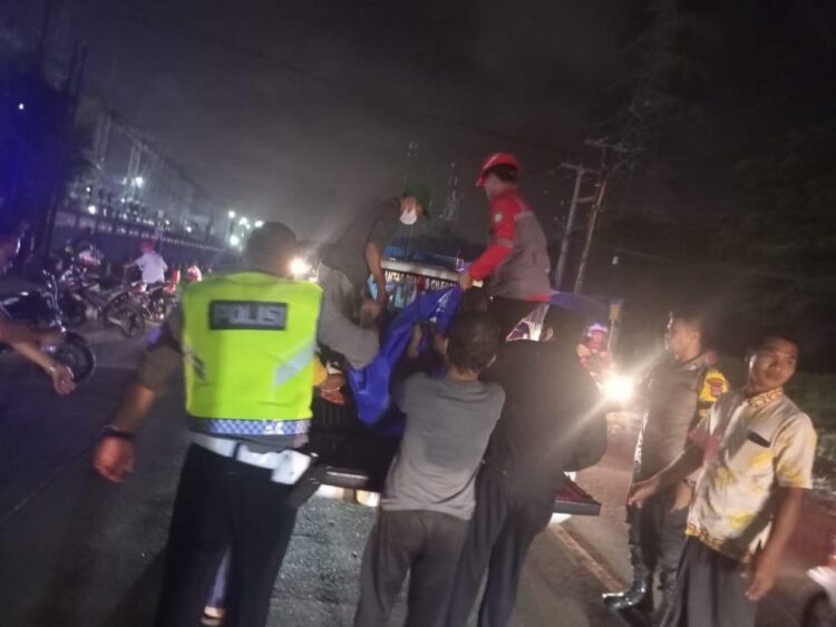 Satlantas Polres Cilegon Evakuasi Korban Laka Lantas Yang Sebabkan Satu Orang Meninggal Dunia