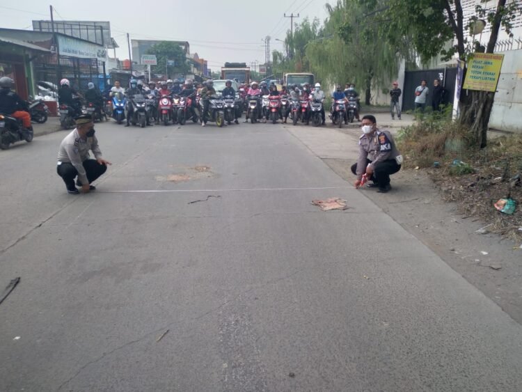Satlantas Polresta Tangerang Evakuasi Korban Kecelakaan MD Ditempat