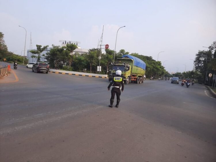 Siap Siaga Menjaga Kelancaran Lalu Lintas, pada exit Tol Serang Timur Satlantas Polresta Serkot Gatur sore