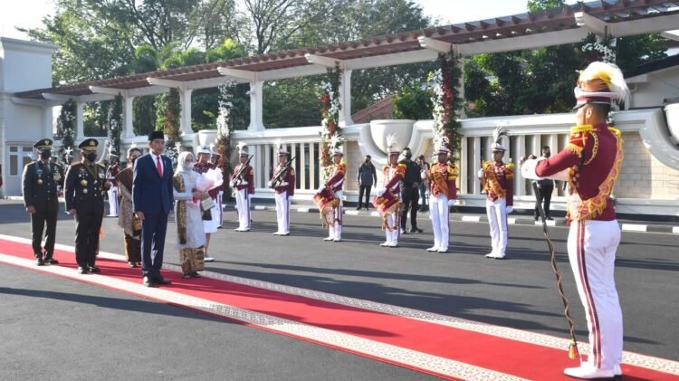 Tiba di Akpol, Presiden dan Ibu Iriana Disambut Tradisi Penyambutan oleh Taruna