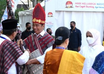Tiba di Lapangan Merdeka, Presiden dan Ibu Iriana Disambut Tradisi Adat Batak Toba