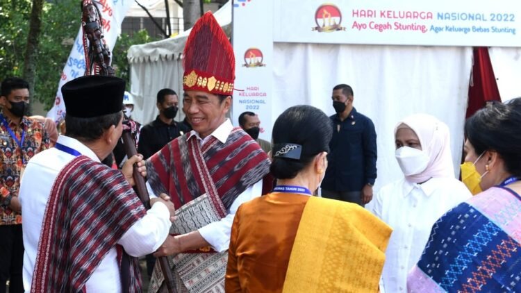 Tiba di Lapangan Merdeka, Presiden dan Ibu Iriana Disambut Tradisi Adat Batak Toba