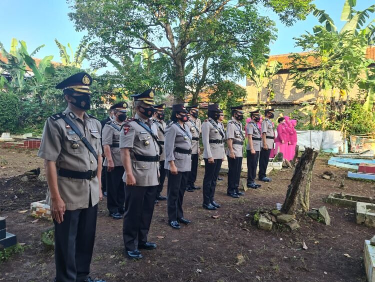 Upacara Ziarah dan Tabur Bunga Peringati Hari Bhayangkara ke 76