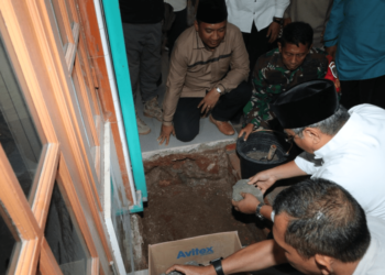 Wali Kota Benyamin Davnie Lakukan Peletakan Batu Pertama Renovasi Pembangunan Masjid Al Mujahidin Perigi Baru