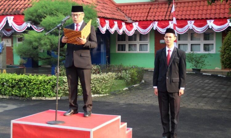 Kasubbag TU Kemenag Tangsel Pimpin Upacara HUT Ke-77 RI Tahun 2022 di MAN Insan Cendikia Serpong