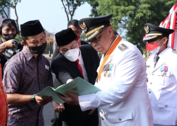 HUT ke-77 RI, Benyamin Davnie Serahkan Sertipikat Tanah kepada Warga