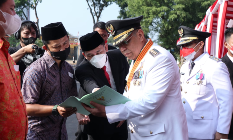 HUT ke-77 RI, Benyamin Davnie Serahkan Sertipikat Tanah kepada Warga